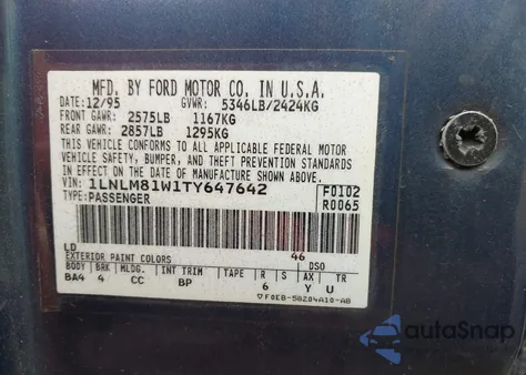 1996 Lincoln Town Car Executive z USA, uszkodzony, nr VIN 1LNLM81W1TY647642